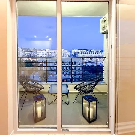 Bright Spacious With Free Parking In By Adesa Διαμέρισμα
