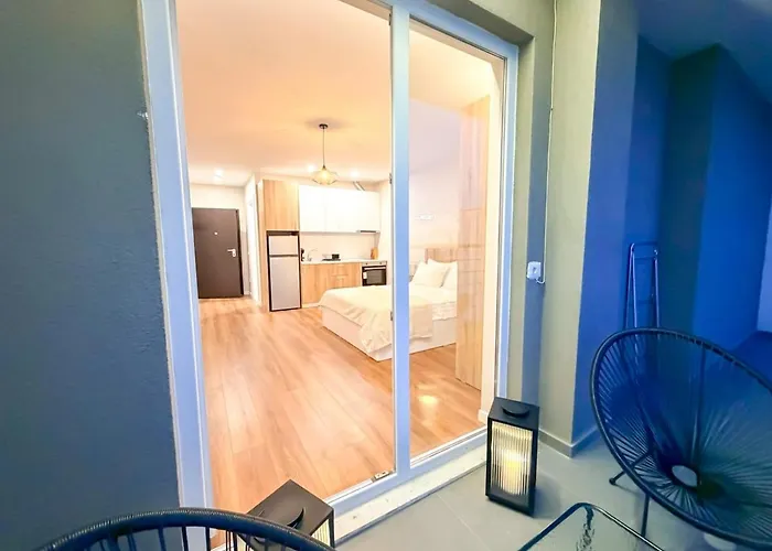 Appartamento Bright Spacious With Free Parking In By Adesa Golem (Tirana)